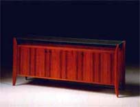 
      Credenza in teak, piano di cristallo acidato.
      Teak-wood sideboard, acidified crystal top.
      cm. 197x50 h 90
      