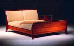 
      Letto in teak e testata imbottita.
      Teak-wood double-bed,stuffed headboard.
      cm. 225x185
      